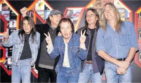  ??  ?? Malcolm Young, Brian Johnson, Angus Young, Phil Rudd i Cliff Williams poslije koncerta u Londonu 2003. godine