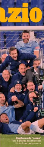  ?? LAPRESSE ?? Esultanza da “coppa” Foto di gruppo dei laziali dopo il trionfo nel derby