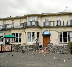  ?? PHOTOS: STACY SQUIRES/FAIRFAXNZ ?? The broken historic Waiau Pub.