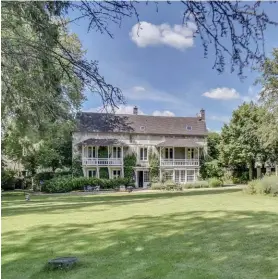  ??  ?? Bucolique. Le charme de cette propriété ancienne proche de Senlis (Oise), dotée d’une piscine et d’une maison d’amis, a opéré.
Elle s’est vendue
810 000 euros.