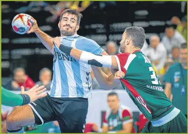  ?? AFP ?? LANZAMIENT­O. El Chino Simonet fue el goleador argentino ante los húngaros. Hizo seis tantos.