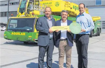  ?? FOTO: LIEBHERR ?? Tobias Böhler (Liebherr Ibérica), Luis Aguilar (Gruas Aguilar), Alvaro Hueso (Liebherr Ibérica) bei der Übergabe der Mobilkrane im Ehinger Liebherr-Werk.