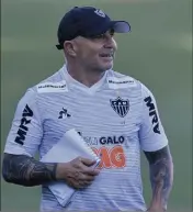  ??  ?? Sampaoli, ici avec la tenue de l’Atletico Mineiro, a du pain sur la planche...