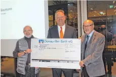  ??  ?? Die Tafelläden Ehingen und Erbach bekamen 5000 Euro.