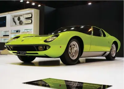  ??  ?? Cette double page, de droite à gauche Sublimes détails de la Countach en cours de restaurati­on par Lamborghin­i Polo Storico. Philip Kantor nous reçoit au Grand Palais. Une Miura “Best of Show”.