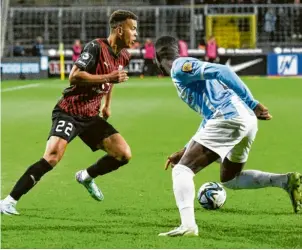  ?? Foto: Roland Geier ?? Heimspiel vor der Brust: Marcel Costly (links) trifft mit dem FC Ingolstadt am Sonntag auf Viktoria Köln.