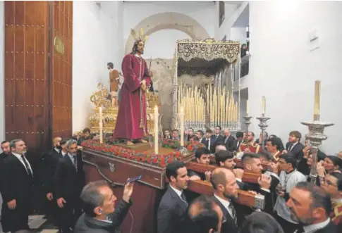  ?? // VALERIO MERINO ?? El Señor de la Sentencia entra en su casa de la hermandad; al fondo, los pasos