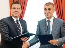  ?? FOTO MAFRA – MICHAL ŠULA ?? Loni úsměvy, teď napětí. Takhle spolu lídr ANO Andrej Babiš (vpravo) a šéf ČSSD Jan Hamáček loni 10. července podepisova­li koaliční smlouvu. Teď oba přemýšlejí, jak bok po boku vládnout dál.