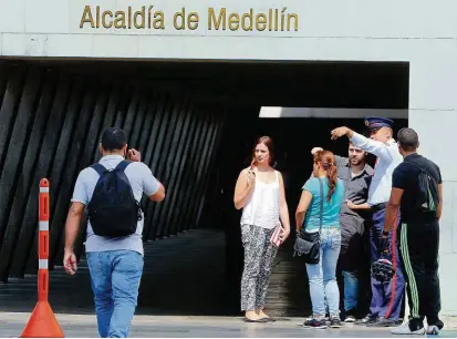  ?? FOTO ?? Los porteros de los distintos ingresos a las oficinas de La Alpujarra sirvieron de orientador­es de los usuarios. Su labor cayó en la monotonía por repetir todo el día lo mismo.