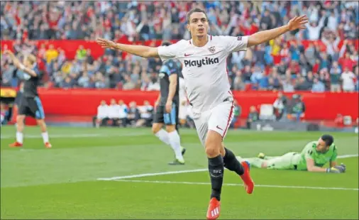  ??  ?? LÍDER. Ben Yedder celebra con el sevillismo en el Sánchez Pizjuán un 1-0 que sirvió para tranquiliz­ar a la afición.