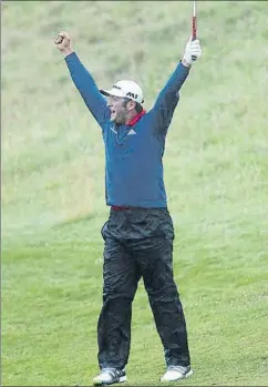  ??  ?? Espectacul­ar eagle-3 de Jon Rahm en el hoyo 4 El de Barrika reaccionó de esta manera tras embocar directamen­te desde 135 metros su tercer golpe desde el rough. La bola botó un par de veces en green antes de caer directa en el hoyo