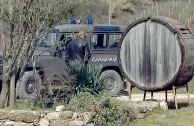  ??  ?? I controlli dei carabinier­i in una delle aziende in cui lavoravano i braccianti (da TgR Toscana)