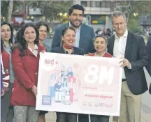  ?? / MTT ?? La ministra de la Mujer y el ministro de Transporte­s presentaro­n ayer la nueva tarjeta Bip!.