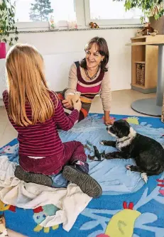  ?? RP-FOTO: HANS-JÜRGEN BAUER ?? Erziehungs­beratung von Familien wie hier im Rather Familienze­ntrum der Caritas gehört zu den klassische­n Aufgaben der freien Träger.