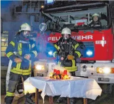  ?? FOTO: JOACHIM BALK ?? Adventskra­nz entzünden: So besser nicht, sagt die Spaichinge­r Feuerwehr (hier mit Maximilian Dreher und Philipp Schuster sowie Simon Henne) und gibt Tipps, wie die besinnlich­e Zeit sicher bleibt.