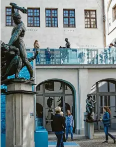  ??  ?? Im Hof des Maximilian­museums und in den Ausstellun­gssälen genossen die Zuschauer noch einmal Augsburgs Wasserkuns­t.