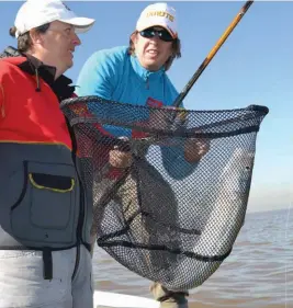  ??  ?? Mucho trabajo de copo por el tamaño del pescado. Un pescadito promedio de 35 cm de largo y bien gordito.