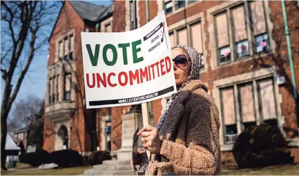  ?? ?? Un cartel que insta a votar por los no comprometi­dos en las primarias demócrata