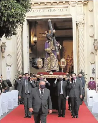  ?? / JUAN FLORES ?? El Señor del Gran Poder
de Sevilla, en una salida
extraordin­aria celebrada
durante la pandemia