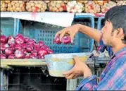 ?? SUNIL GHOSH/HT PHOTO ?? Prices of onion have risen to ₹75 per kilo.