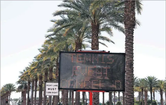  ??  ?? La señalizaci­ón de tráfico, en la entrada a Indian Wells, indica que el Masters 1.000 que se debería estar disputando esta semana está cancelado.