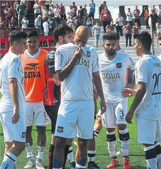  ?? (LA VOZ) ?? Buscando explicacio­nes. Final del partido en Paraná. Los jugadores de Talleres se juntan para luego enfilar hacia el vestuario. Allí hablaron.