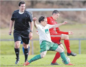  ?? FOTO: VOLKER STROHMAIER ?? Die TSG Achstetten (hinten Benjamin Speidel) unterlag in der Bezirkslig­a beim SV Baltringen (hier Sebastian Arendt).