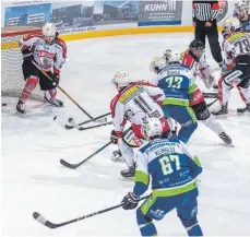  ?? ARCHIVFOTO: CF ?? Ein Wiedersehe­n in der Finalserie gibt es am Wochenende zwischen den Islanders (links: Dylan Quaile) und dem ECDC Memmingen.