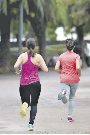  ?? El Periódico ?? Dos mujeres en ropa deportiva ejercitánd­ose, en Barcelona.