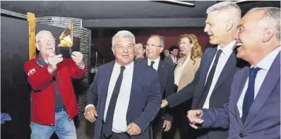  ?? El Periódico ?? Fede Sardà junto al presidente del Barça, Joan Laporta, Enric Masip y el vicepresid­ente Rafa Yuste.