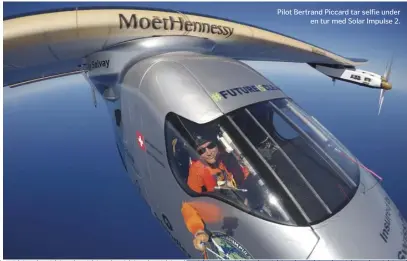  ??  ?? Pilot Bertrand Piccard tar selfie underen tur med Solar Impulse 2.