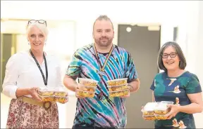  ?? ?? Feeding hungry mouths: Mooroopna Primary School acting principal Carla May with primary welfare officer Daniel Gommers, as Food Link founder Amy De Paola drops off 30 meals for families.