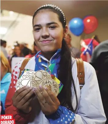  ??  ?? Ya en su patria, la tenismesis­ta Adriana Díaz posó con el valioso fruto de su trabajo en Barranquil­la, cuatro medallas de oro. DIjo que se tomará al menos una semana de descanso.