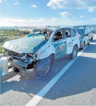  ?? ABC ?? Imagen de cómo quedó el coche que inclusó saltó la medianera