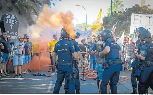  ?? JUAN CARLOS VÁZQUEZ ?? Protesta de los taxistas contra las empresas VTC ante el Parlamento andaluz.