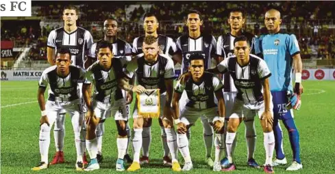  ??  ?? BARISAN pemain Terengganu FC sudah bersedia menentang pasukan JDT dalam saingan Sabtu ini.