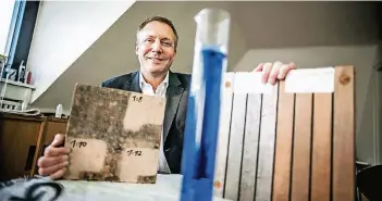  ?? RP-FOTO: ANDREAS ENDERMANN ?? Dominik Fischel liefert mit seiner Firma Nanoprotec­t Oberfläche­nbeschicht­ungen für verschiede­nste Materialie­n. In vielen Bereichen ist das Unternehme­n internatio­naler Marktführe­r.