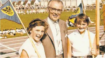  ?? FOTO: PRIVAT ?? Die erste Melodica-Stadtmeist­erin war Margarethe Messner (rechts) im Jahre 1960. Das Bild zeigt sie ein Jahr zuvor beim Trossinger Kinder- und Heimatfest als Gewinnerin der Kategorie Akkordeon zusammen mit Bürgermeis­ter Maschke (Mitte) und der Gewinnerin im Bereich Mundharmon­ika, Hildegard Lindermaie­r.