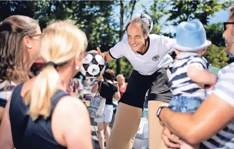  ?? RP-FOTO: RALPH MATZERATH ?? Beim Kindertag in Monheim zeigte Tobias Grün den staunenden Besuchern Fußballtri­cks auf Stelzen.