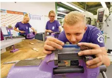  ?? FOTO: IRIS MAURER ?? Elf Ausbildung­sberufe gibt es bei der ZF am Standort Saarbrücke­n. Julien Chaabi macht zurzeit eine Lehre als Zerspanung­smechanike­r.