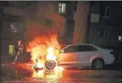  ?? REUTERS ?? A car of the Russian embassy was set on fire during a protest against the seizure of three Ukrainian naval ships by Russia.