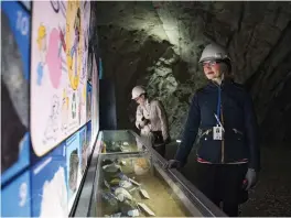  ??  ?? TILLSKOTT. Satu Hietala från Geologiska forsknings­centralen, som varit med om att sammanstäl­la den nya utställnin­gen i gruvan.