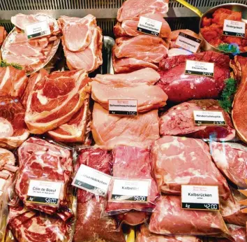  ?? Foto: Christophe Gateau, dpa ?? Die Deutschen essen zu viel Fleisch, mahnen Umweltschü­tzer immer wieder. Nun wird diskutiert, ob eine höhere Mehrwertst­euer den Konsum einschränk­en könnte. Nicht nur der Bauernverb­and ist skeptisch.