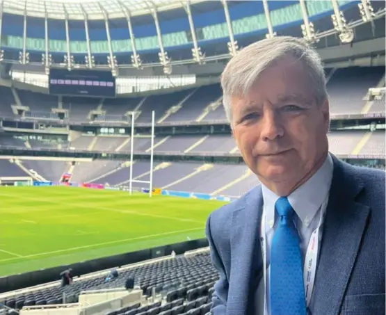  ?? ?? ► Harold Mayne-Nicholls, durante su visita al estadio del Tottenham, lugar en el que se realizó la Internatio­nal Sports Convention.