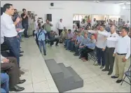  ??  ?? El gobernador Mauricio Vila Dosal toma protesta al Consejo Directivo de la Unión Ganadera Regional General de Yucatán: Marco Azarcoya Carrillo, Roger Díaz Mendoza, presidente, y Juan José Concha Cauich