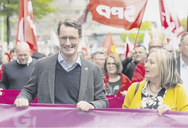  ?? ?? Ministerpr­äsident Hendrik Wüst (CDU) und Anja Weber, Vorsitzend­e des DGB NRW, gemeinsam auf der 1.-Mai-Demo im Dortmund