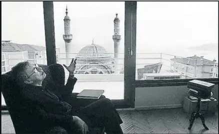  ?? KIM MANRESA ?? El premio Nobel turco Orham Pamuk fotografia­do en su casa de Estambul