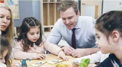  ??  ?? Le premier ministre du Nouveau-Brunswick, Brian Gallant, entouré d’enfants. - Gracieuset­é