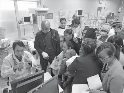  ?? HUA XIAOFENG / FOR CHINA DAILY ?? Hu Fan (left), a doctor in the emergency room at the West China Women’s and Children’s Hospital in Chengdu, the capital of Sichuan province, deals with patients and their families.