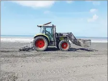  ??  ?? Lido di Tarquinia Il trattore che ha pulito con un grosso rastrello la spiaggia